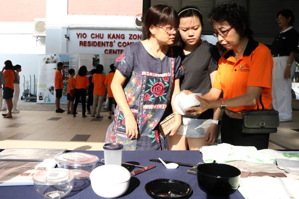 RC chair Luo Mei Li (right) hopes that with the establishment of the recycling point, more residents will be made aware of recycling and will join others in saving the earth. Photo by Huang Si Ni