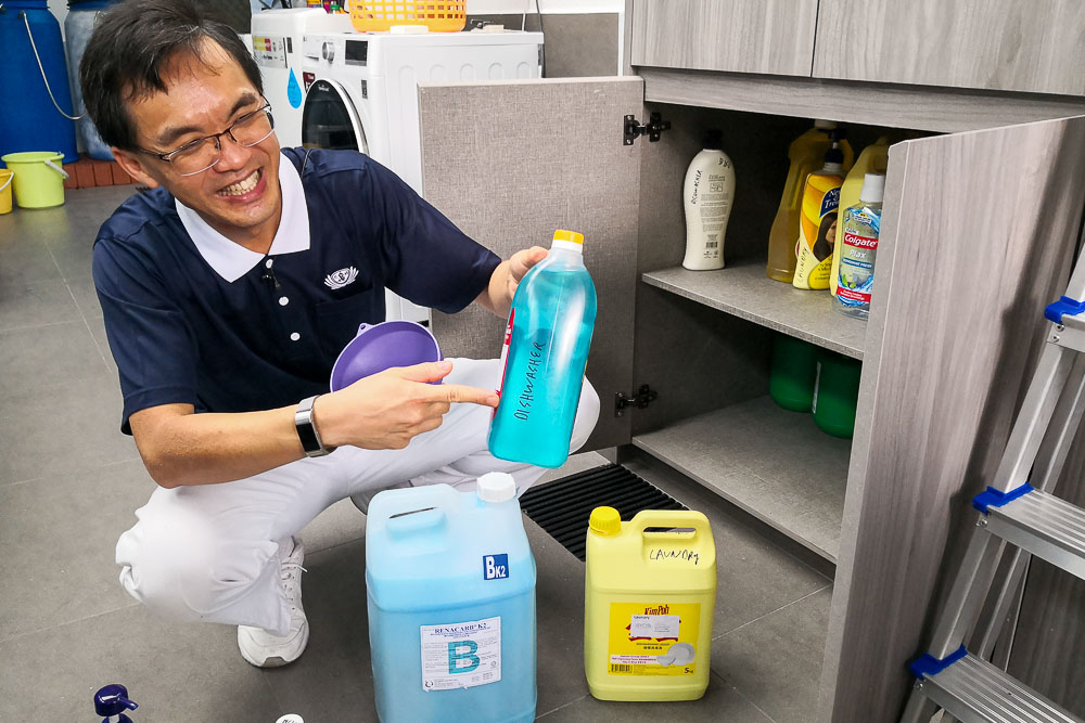 Dr. Ho reuses plastic bottles to refill various cleaning agents such as detergent and hand wash liquid from a package-less shop to reduce plastic wastes. (Photo by Wong Twee Hee)  