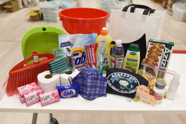 There are 24 daily necessities and food stuff in the gift package prepared by Tzu Chi volunteers.