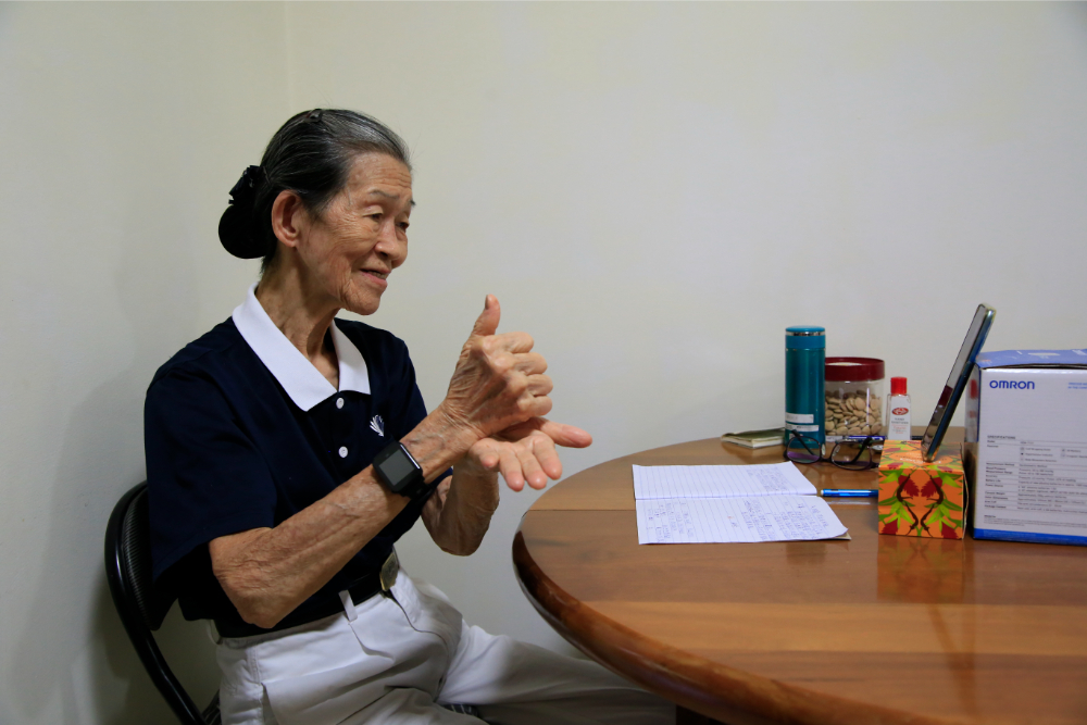 委员何苏妹起初因为不会使用电脑，只能用手机上线排练，即便如此她仍坚持练习。（摄/ 冯桂琼）