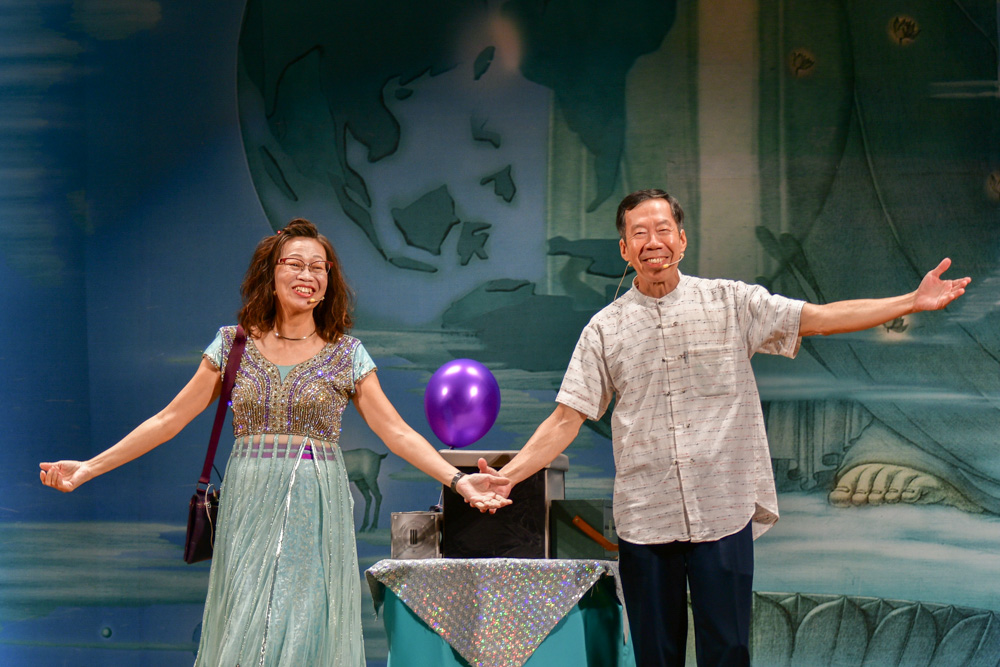 The light-hearted and interesting magic show won applause from the audience. (Photo by Lim Suan Chu) 