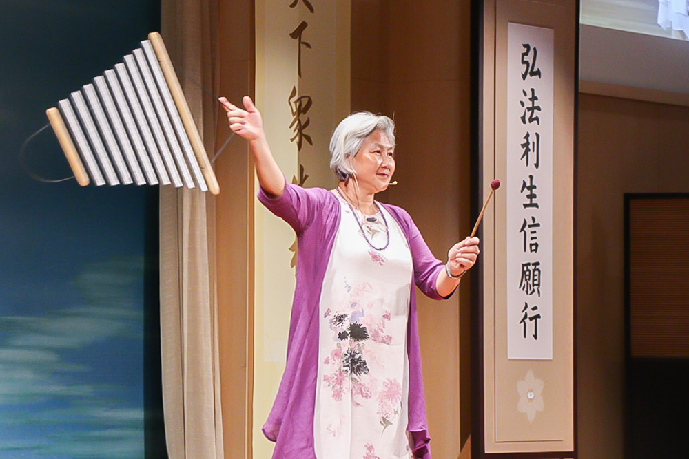 Ms Elsie demonstrating sound healing to help participants relax and explore its impact on well-being. (Photo by Tew Yu Rui)