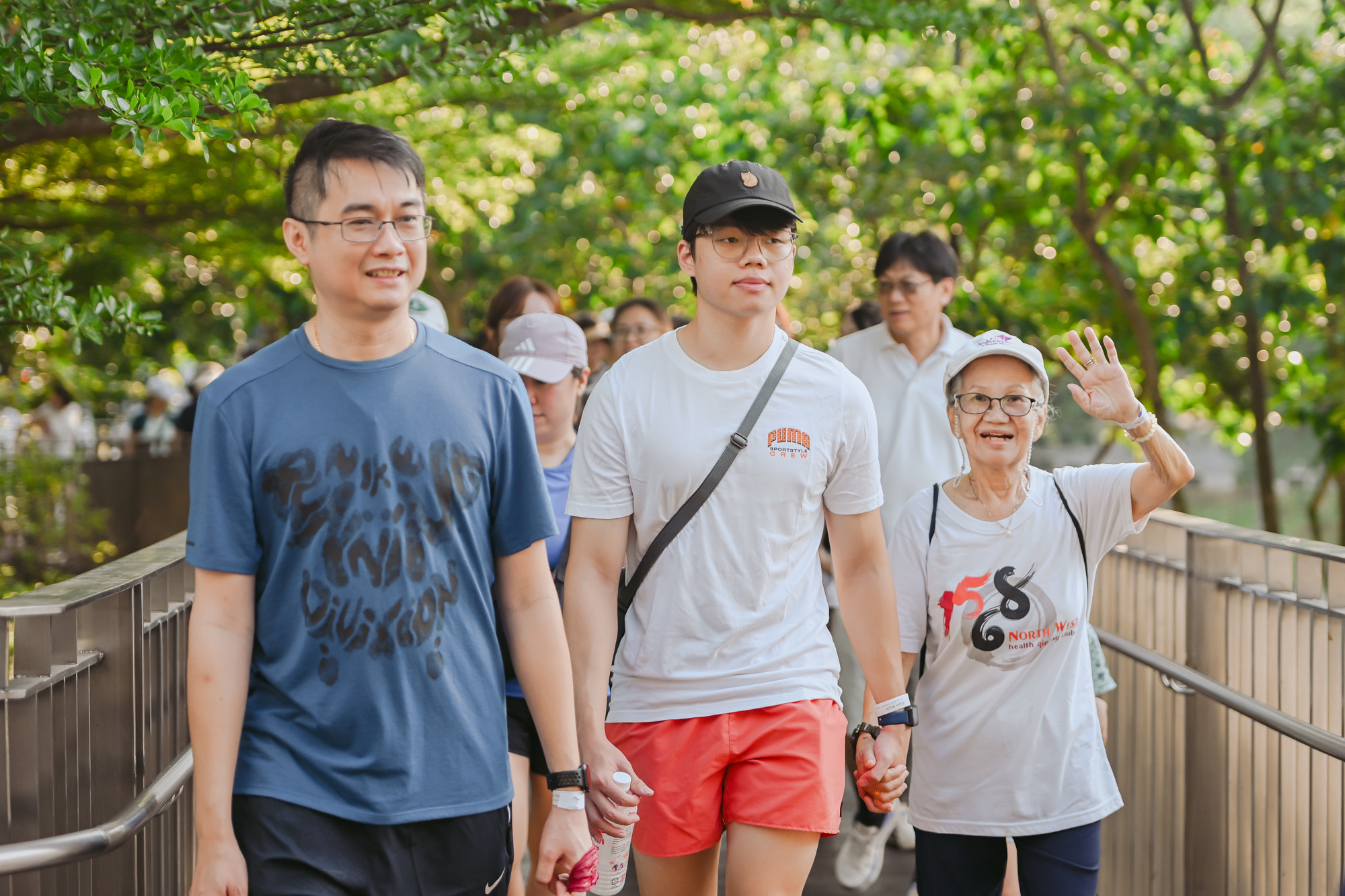 近千人响应家庭健走，偕老扶幼全家参与，而每人完成的每一公里，都将有企业配对捐出十新元予慈济基金会（新加坡）。摄/ 黎东兴